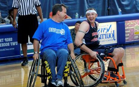 轮椅篮球比赛照片.